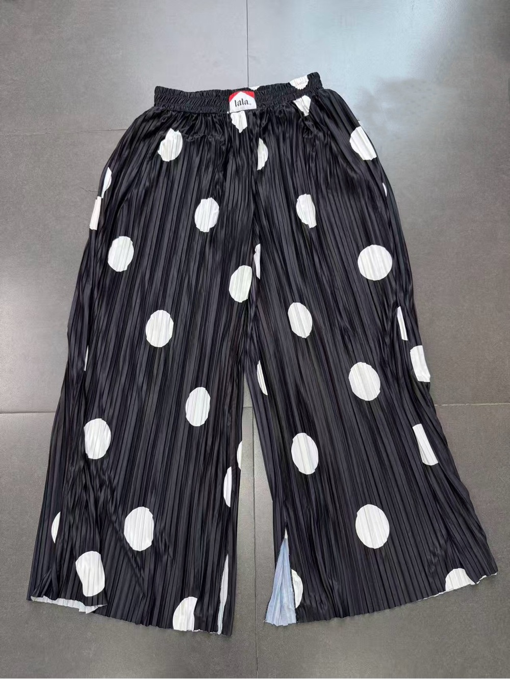 Dressed in lala Total Knock Out Pleated Boxer Pants in Polka Dot, S XL - Picture 5 of 5